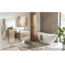 Modernes, helles Badezimmer mit freistehender weißer Badewanne, Waschtisch in Holzoptik, Waschbecken, Spiegelschrank und Hochschrank.