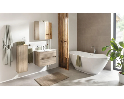 Modernes, helles Badezimmer mit freistehender weißer Badewanne, Waschtisch in Holzoptik, Waschbecken, Spiegelschrank und Hochschrank.