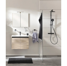 Modernes Badezimmer-Set mit Waschtischunterschrank in Holzoptik, Spiegelschrank, schwarzer Armatur und schwarzem Duschsystem.