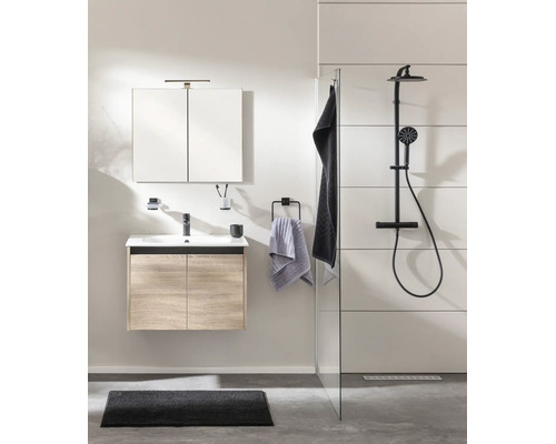 Modernes Badezimmer-Set mit Waschtischunterschrank in Holzoptik, Spiegelschrank, schwarzer Armatur und schwarzem Duschsystem.