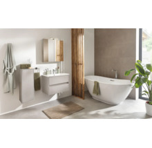 Modernes Badezimmer mit freistehender Badewanne, Waschtischunterschrank, Spiegelschrank, Hochschrank und Trennwand aus Holzlamellen.