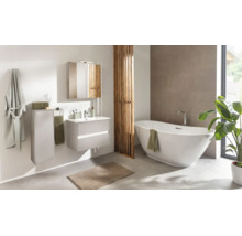 Modernes, helles Badezimmer mit freistehender Badewanne, Waschtischunterschrank, Spiegelschrank und Raumteiler aus Holzlamellen.