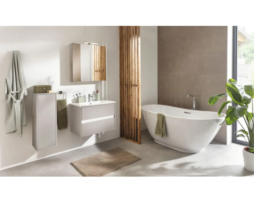 Modernes, helles Badezimmer mit freistehender Badewanne, Waschtischunterschrank, Spiegelschrank und Raumteiler aus Holzlamellen.