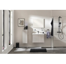 Modernes Badezimmer mit weißem Waschtisch, Hochschrank, Spiegel und schwarzem Duschsystem. Hell und minimalistisch gestaltet.