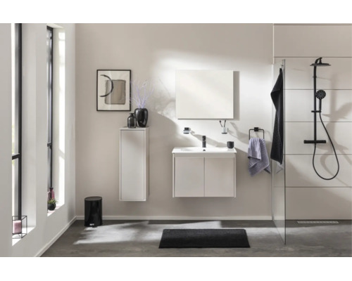 Modernes Badezimmer mit weißem Waschtisch, Hochschrank, Spiegel und schwarzem Duschsystem. Hell und minimalistisch gestaltet.