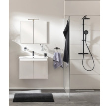 Modernes, helles Badezimmer mit Waschtischunterschrank, Spiegelschrank, schwarzer Armatur und begehbarer Dusche mit schwarzem Regenduschsystem.