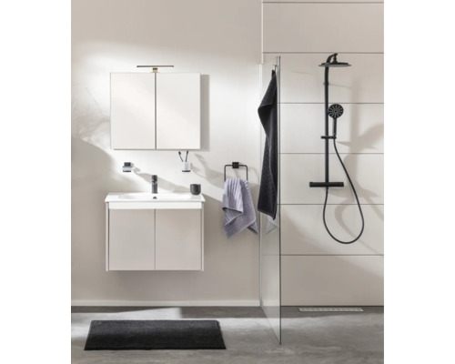 Modernes, helles Badezimmer mit Waschtischunterschrank, Spiegelschrank, schwarzer Armatur und begehbarer Dusche mit schwarzem Regenduschsystem.