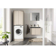 Modernes Badezimmer mit Waschmaschinenschrank, wandhängendem Waschtischunterschrank mit Waschbecken und Spiegel in hellem Design.