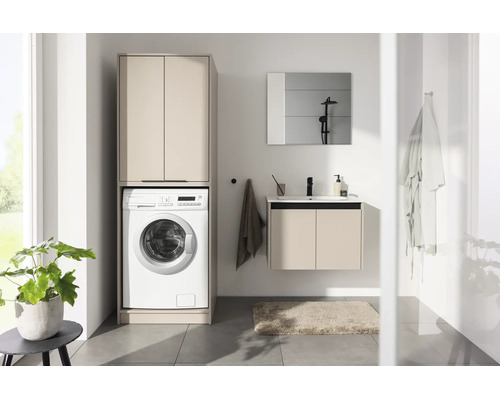 Modernes Badezimmer mit Waschmaschinenschrank, wandhängendem Waschtischunterschrank mit Waschbecken und Spiegel in hellem Design.