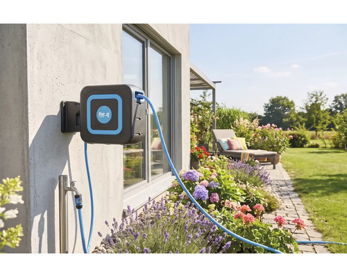 Wand-Schlauchbox mit for.q Logo an einer Hauswand montiert in einem Garten mit Blumenbeeten, Wasseranschluss, Terrasse und Rasenfläche.