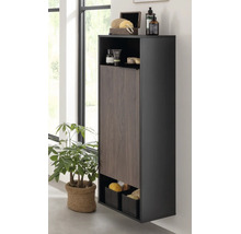 Moderner Badezimmer-Hochschrank mit dunklem Korpus, einer Tür in Holzoptik sowie offenen Fächern für Pflegeprodukte und Zubehör.