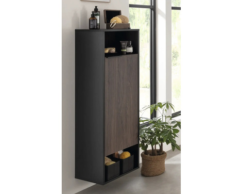 Moderner, wandhängender Badezimmer-Hochschrank in Anthrazit und Holzoptik in einem hellen, organisierten Raum neben einer Zimmerpflanze.