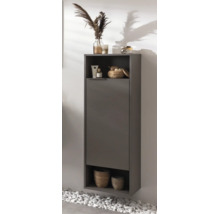Wandhängender Badezimmerschrank mit offenen Ablageflächen und einer Tür, modern gestaltet und mit Badaccessoires sowie Körben ausgestattet.