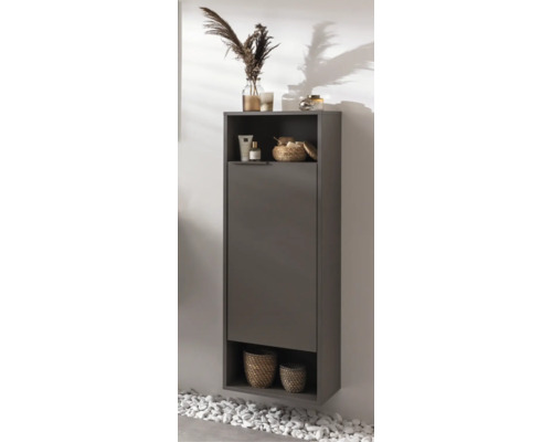 Wandhängender Badezimmerschrank mit offenen Ablageflächen und einer Tür, modern gestaltet und mit Badaccessoires sowie Körben ausgestattet.