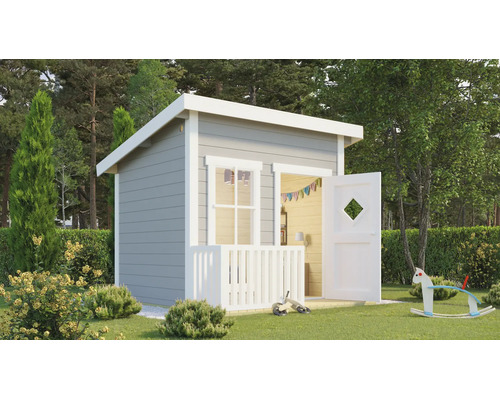 Modernes Kinderspielhaus aus Holz in Grau und Weiß mit Pultdach, Veranda, Fenster und offener Tür im Garten.