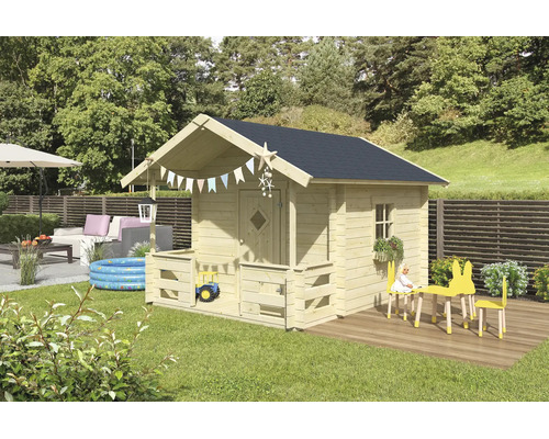 Kinderspielhaus aus Holz mit Satteldach, Veranda und Tür in einem hellen Garten mit Sitzgruppe und kleinem Pool.