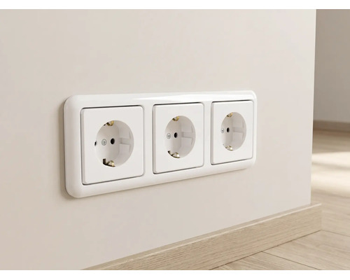 Weiße 3-fach Schutzkontakt-Steckdose mit Rahmen, waagerecht an einer Wand montiert über einer Fußleiste in Holzoptik.