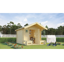 Kinderspielhaus aus Holz mit Satteldach in einem hellen Garten mit Zaun und Spielzeug.