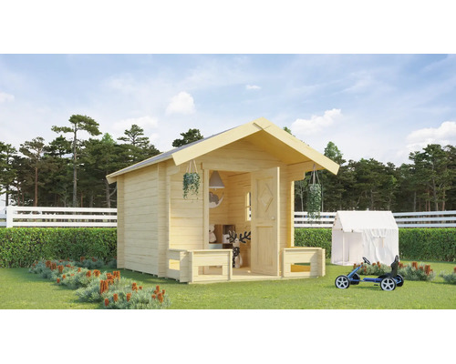 Kinderspielhaus aus Holz mit Satteldach in einem hellen Garten mit Zaun und Spielzeug.