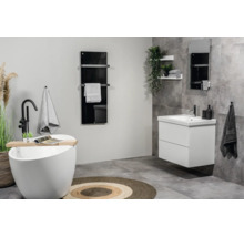 Modernes Badezimmer mit freistehender Badewanne, weißem Waschtisch, schwarzem Heizkörper und grauen Fliesen.