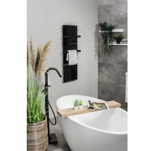 Modernes Badezimmer mit freistehender Badewanne, schwarzer Standarmatur und einem vertikalen Badheizkörper aus schwarzem Glas mit Handtuchhalter.