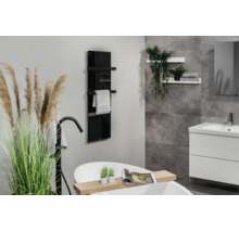 Modernes Badezimmer mit schwarzem Glas-Handtuchheizkörper, freistehender Badewanne und weißem Waschtisch vor grauer Wand in Steinoptik.