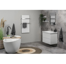 Modernes Badezimmer mit freistehender Badewanne, Waschtischunterschrank, Infrarotheizung mit Handtuchhaltern und grauen Fliesen in Steinoptik.