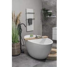 Helles, modernes Badezimmer mit freistehender, weißer Badewanne, schwarzer Standarmatur, Handtuchheizkörper und dekorativen Elementen aus Holz.