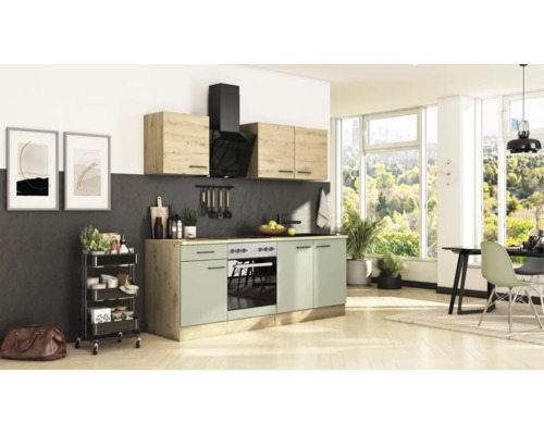 Moderne Küche mit salbeigrünen Unterschränken, Hängeschränken in Holzoptik, schwarzer Dunstabzugshaube und Einbaubackofen.