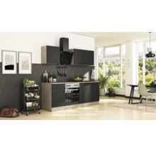 Moderne Küchenzeile in Schwarz matt mit Holzoptik-Korpus, inklusive Einbaubackofen, Dunstabzugshaube und schwarzer Rückwand in hellem Raum.