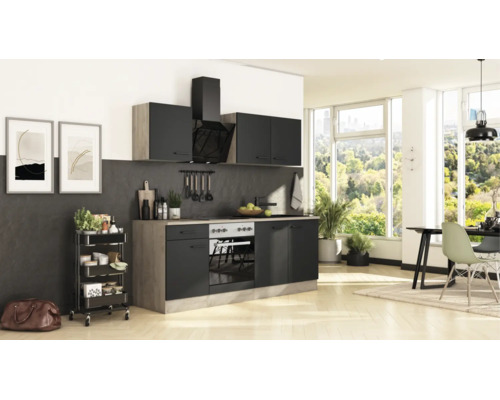 Moderne Küchenzeile in Schwarz matt mit Holzoptik-Korpus, inklusive Einbaubackofen, Dunstabzugshaube und schwarzer Rückwand in hellem Raum.