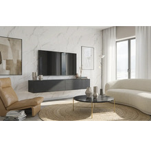 Modernes Wohnzimmer mit Wandpaneelen in Marmoroptik, schwebendem TV-Board, rundem Marmortisch und hellem Bouclé-Sofa auf einem Jute-Teppich.
