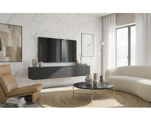 Modernes Wohnzimmer mit Wandpaneelen in Marmoroptik, schwebendem TV-Board, rundem Marmortisch und hellem Bouclé-Sofa auf einem Jute-Teppich.