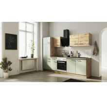 Moderne Küchenzeile mit Fronten in Salbeigrün und Holzoptik, inklusive Backofen, Spüle und schwarzer Dunstabzugshaube.