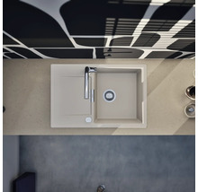 Einbauspüle aus Quarzkomposit in Beige mit einem Becken, Abtropffläche und verchromter Armatur in einer modernen Küche, Draufsicht.
