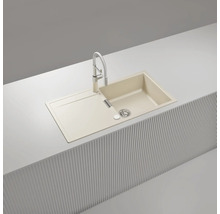 Einbauspüle mit einem Becken, Abtropffläche und Hochbogen-Küchenarmatur, eingebaut in eine Arbeitsplatte.