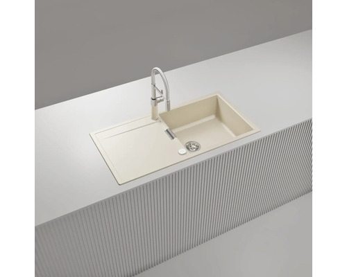 Einbauspüle mit einem Becken, Abtropffläche und Hochbogen-Küchenarmatur, eingebaut in eine Arbeitsplatte.