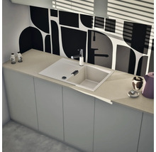 Moderne Einbauspüle mit Abtropffläche und Einhebelmischer in einer hellen Küche mit gemusterter Rückwand und schlichten Unterschränken.
