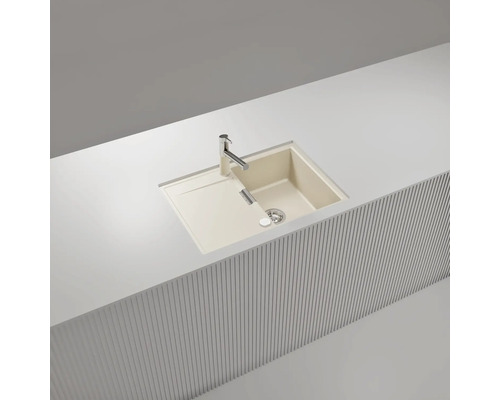Beige Einbauspüle aus Quarzkomposit mit einem Becken, Abtropffläche und Armatur, eingebaut in eine weiße Arbeitsplatte.