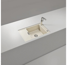 Einbauspüle aus Verbundwerkstoff mit einem Becken, Abtropffläche und Küchenarmatur, eingebaut in eine moderne Arbeitsplatte.