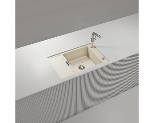 Einbauspüle aus Verbundwerkstoff mit einem Becken, Abtropffläche und Küchenarmatur, eingebaut in eine moderne Arbeitsplatte.