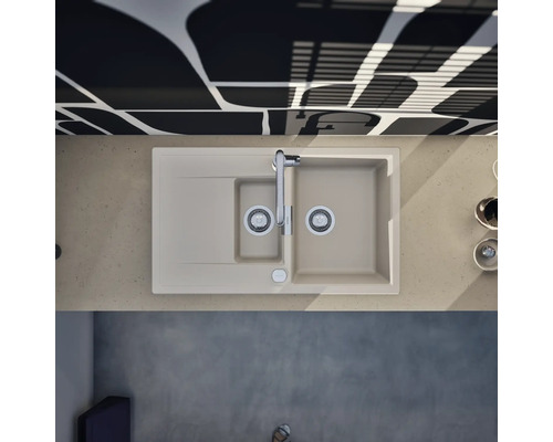 Moderne Einbauküche mit einer beigefarbenen Granit-Verbundspüle, einem großen Becken, einem Restebecken, einer Abtropffläche und einer Armatur.