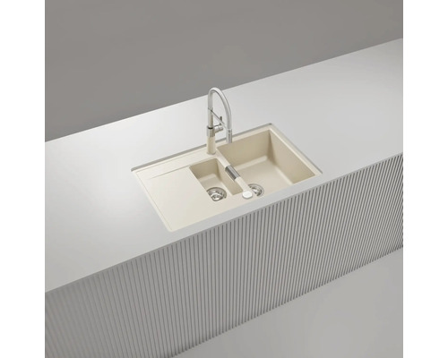 Einbauspüle aus Granit-Verbundwerkstoff mit zwei Becken und Abtropffläche, inklusive Küchenarmatur mit Spiralfeder in einer modernen Küche.
