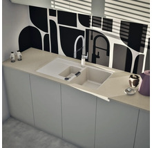 Moderne helle Küche mit Doppelspüle aus Verbundwerkstoff, hoher Armatur und heller Arbeitsplatte vor einer grafisch gemusterten Rückwand.
