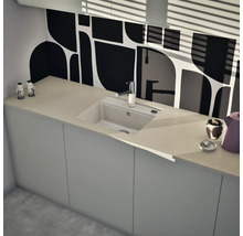 Moderne Küche mit rechteckiger Einbauspüle, verchromter Armatur, heller Arbeitsplatte und gemusterter Rückwand.