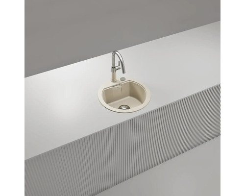 Runde Einbauspüle aus Verbundwerkstoff mit Einhebelmischer-Küchenarmatur, eingebaut in eine moderne Arbeitsplatte.