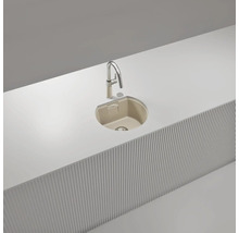 Beige Einbauspüle mit Einzelbecken in weißer Arbeitsplatte und moderner Hochdruckarmatur.
