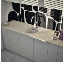 Moderne Küche mit rundem Einbauspülbecken, hoher Chromarmatur, hellen Arbeitsplatten und einer Rückwand mit geometrischem Muster.