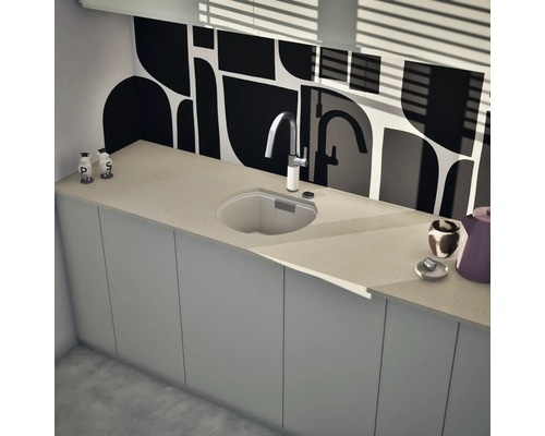 Moderne Küche mit rundem Einbauspülbecken, hoher Chromarmatur, hellen Arbeitsplatten und einer Rückwand mit geometrischem Muster.