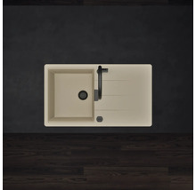 Beige Einbauspüle mit einem Becken, Abtropffläche und schwarzer Küchenarmatur in der Draufsicht.